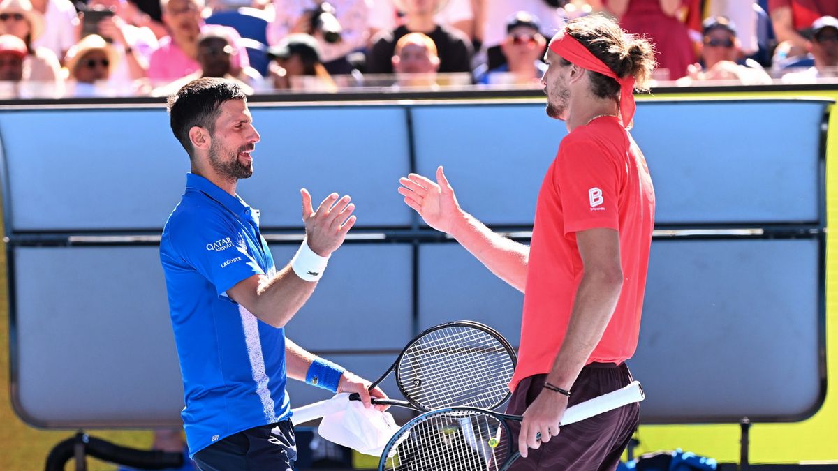 PAP/EPA / Joel Carrett / Na zdjęciu: Novak Djoković (z lewej) i Alexander Zverev