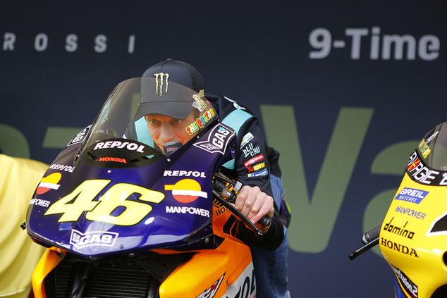 Valentino Rossi na mistrzowskim motocyklu Hondy (fot. Dorna)