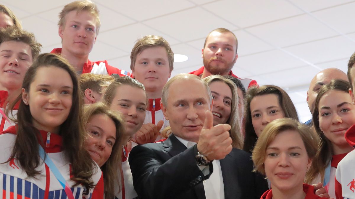 Zdjęcie okładkowe artykułu: PAP/EPA / MAXIM SHEMETOV / POOL / Władimir Putin chętnie pozuje do zdjęć wspólnie ze sportowcami. Na zdjęciu spotkanie z zawodnikami przygotowującymi się do startu w zimowej uniwersjadzie, w 2019 roku.
