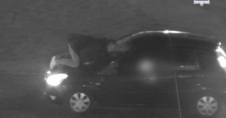 Wszedł na maskę jadącego Forda, pocałował szybę i zsunął się na jezdnię. Szuka go policja