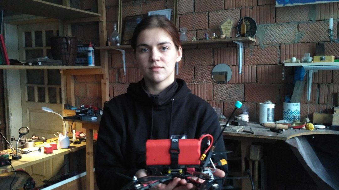 Młoda dziewczyna z miasta Czerniowce w Ukrainie postanowiła wesprzeć Siły Zbrojne Ukrainy, wykorzystując swoje umiejętności jubilerskie.