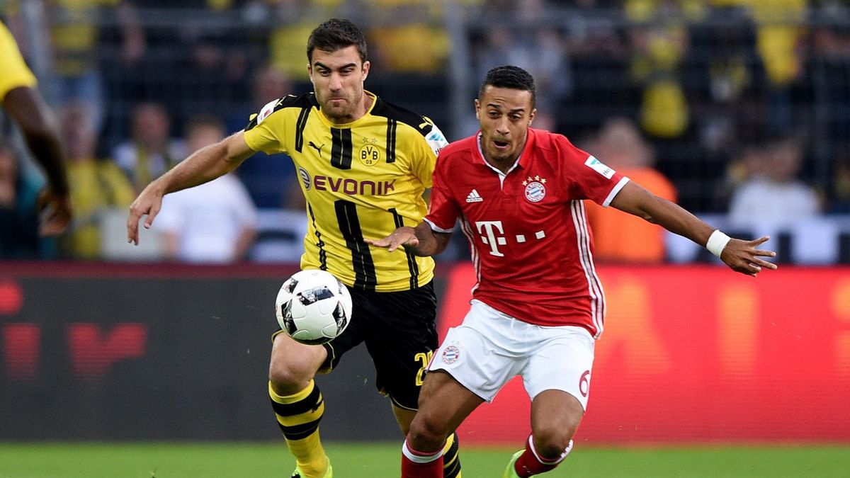 Sokratis Papastathopoulos (z lewej) i Thiago Alcantara (z prawej)