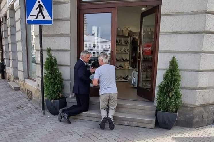 Paweł Poncyliusz zmówił Ojcze Nasz na schodach sklepu (Instagram)