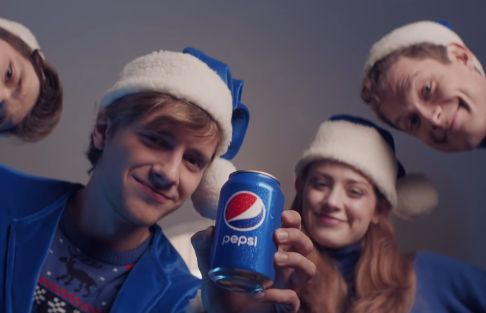 Musiał, Gąsiewska, Fidusiewicz i Młynarkiewicz jako elfy w spocie Pepsi na Boże Narodzenie (wideo)