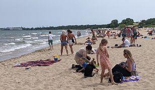 Turyści rozczarowani pogodą w Gdańsku. Wiatr wygonił ich z plaży