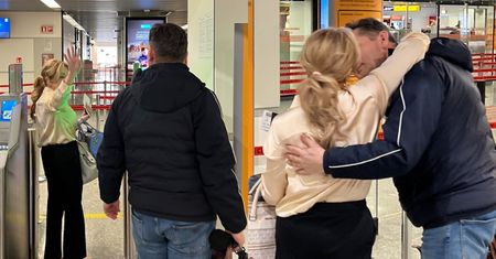 Eksplozja uczuć na lotnisku: Danuta Martyniuk czule pożegnała Zenka przed miesięcznym pobytem w Australii