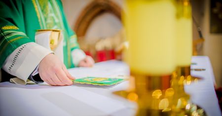Ksiądz wydał tysiące na aplikację. Tak zareagowali wierni