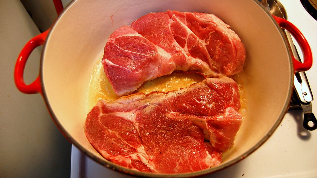 Surowe steki wieprzowe z szynki bez kości (mięso i tłuszcz)