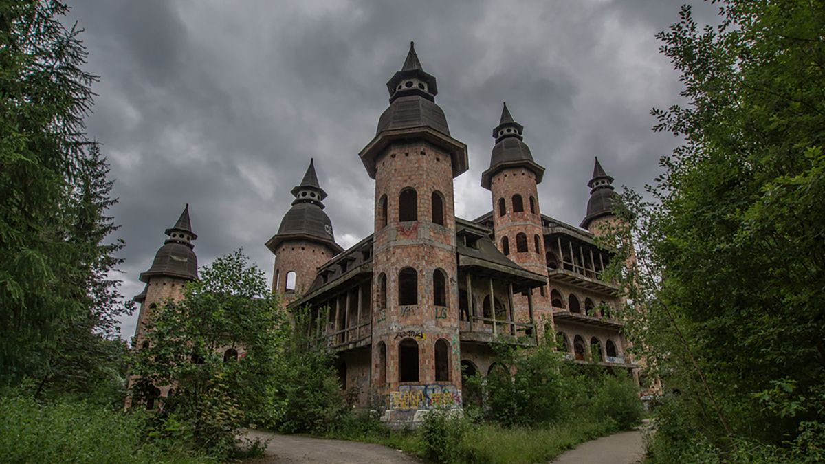 Niedokończony zamek na Kaszubach. Jaką tajemnicę kryją Łapalice? 1