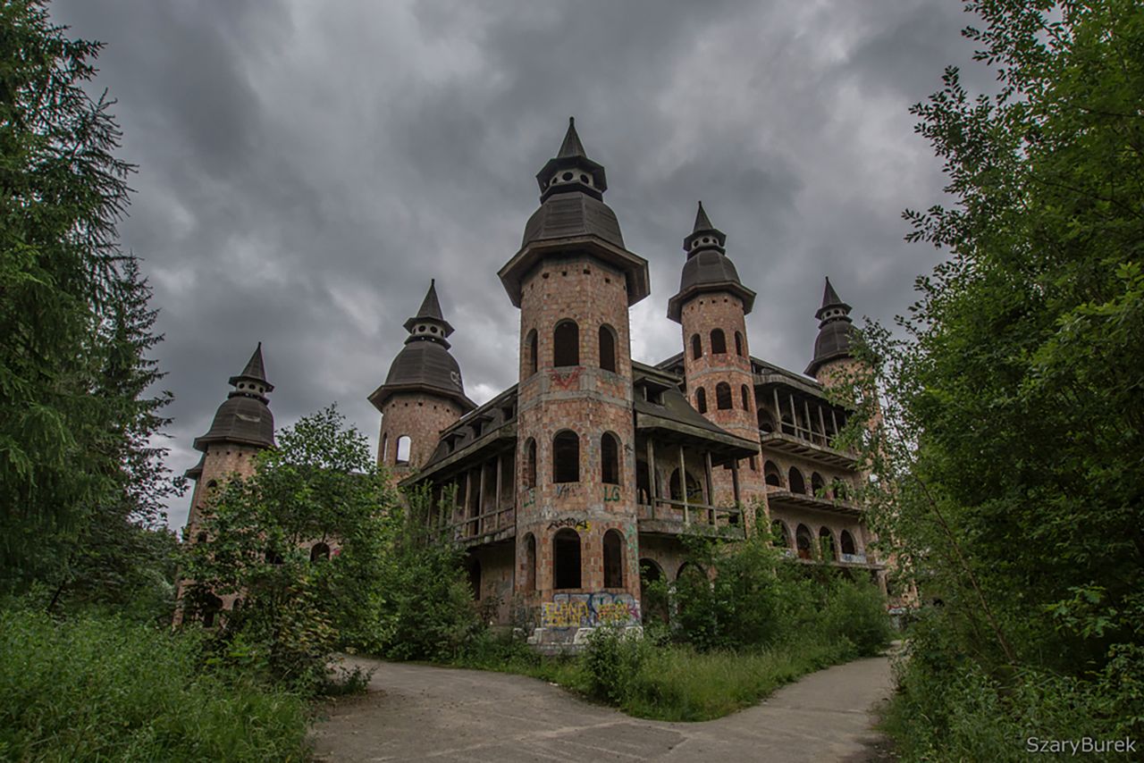 Niedokończony zamek na Kaszubach. Jaką tajemnicę kryją Łapalice?