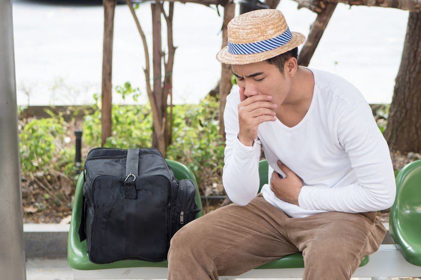 Biegunka podróżnych, czyli "zemsta faraona": przyczyny, objawy i leczenie. Jak sobie radzić z zatruciami pokarmowymi w podróży?