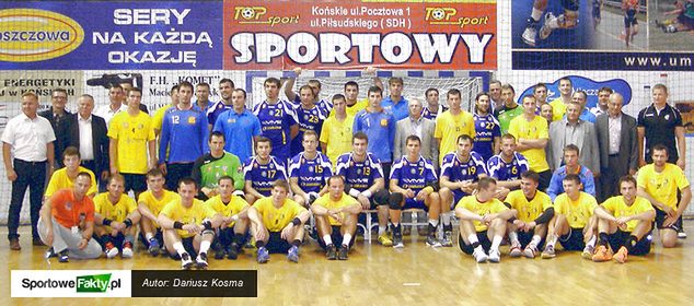 Pamiątkowe zdjęcie szczypiornistów i działaczy KSSPR Końskie oraz Vive Targów Kielce