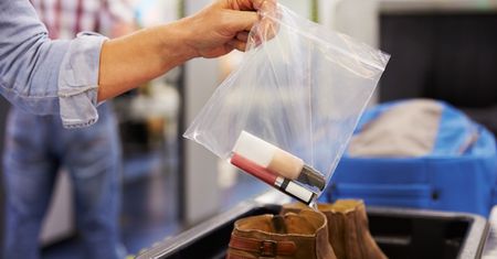 Limit 100 ml na lotnisku nie jest przypadkowy. Mało kto to wie