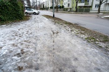 Bydgoszcz: Fatalna sytuacja na chodnikach i przystankach. - Tragedia i masakra - mówią mieszkańcy