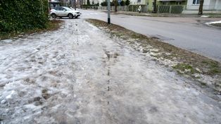 Bydgoszcz: Fatalna sytuacja na chodnikach i przystankach. - Tragedia i masakra - mówią mieszkańcy