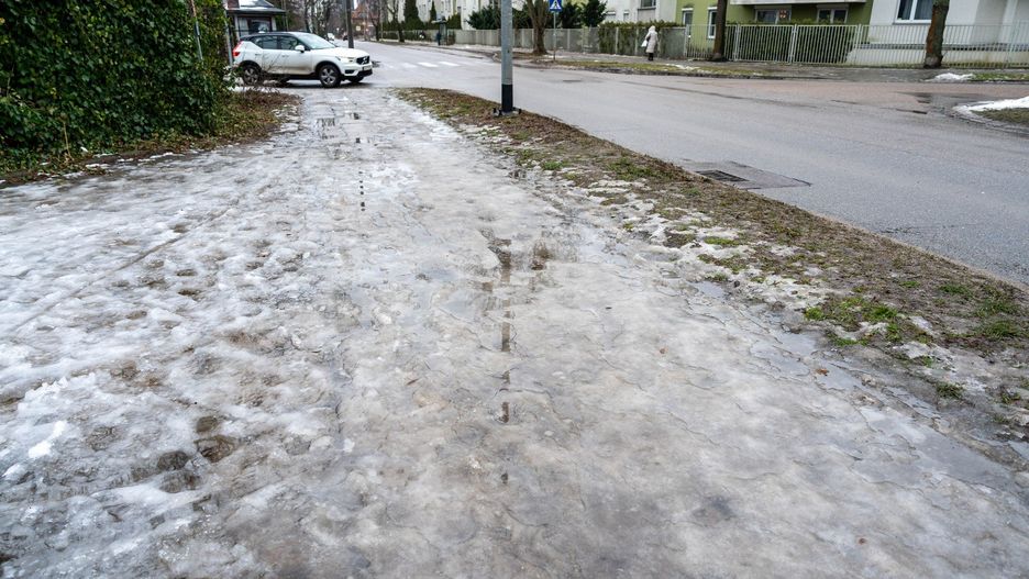 Oblodzone chodniki to gigantyczne niebezpieczeństwo dla pieszych