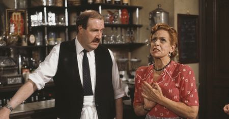 "Allo Allo!" napiętnowane! Ostrzeżenie przed obraźliwymi treściami