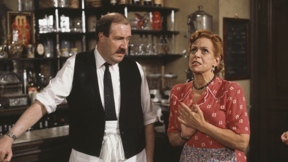 Gordon Kaye i Carmen Silvera w scenie z kultowego serialu.