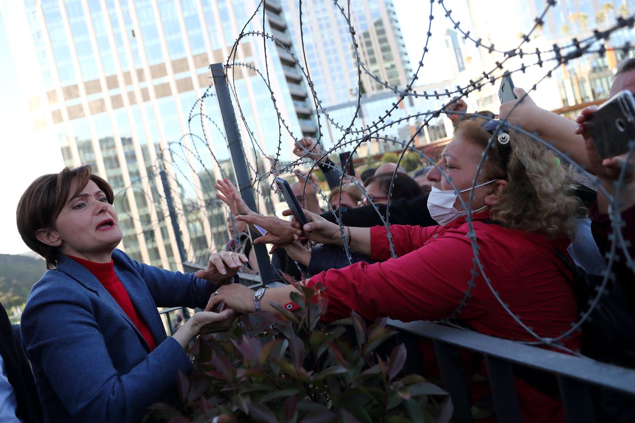 W sobotę w Stambule tysiące ludzi wyszło na ulicę, żeby zaprotestować przeciwko wyrokowi na polityk opozycji 