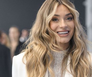 Marcelina Zawadzka pozuje w czerwonej bieliźnie w pościeli. Ogień?