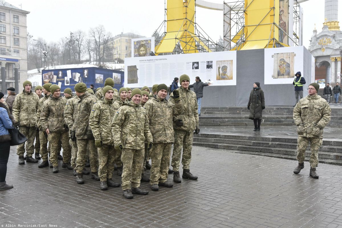 Ukraińscy żołnierze na ulicy Kijowa