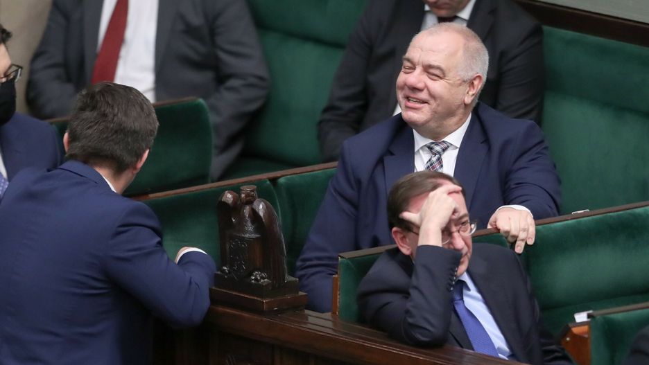 Zdaniem śledczych, wicepremier Jacek Sasin i szef MSWiA Mariusz Kamiński nie złamali prawa
