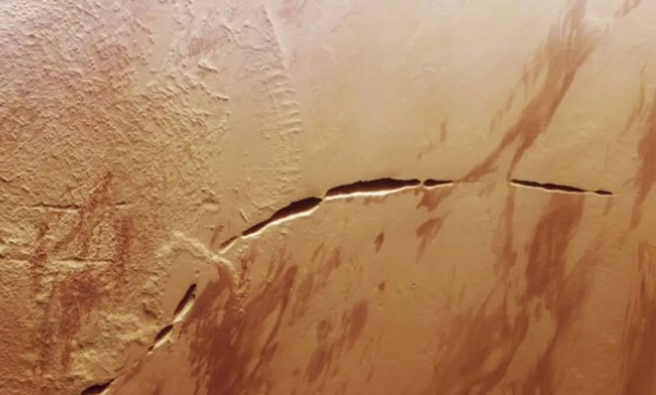 A massive crack on Mars. What is it?