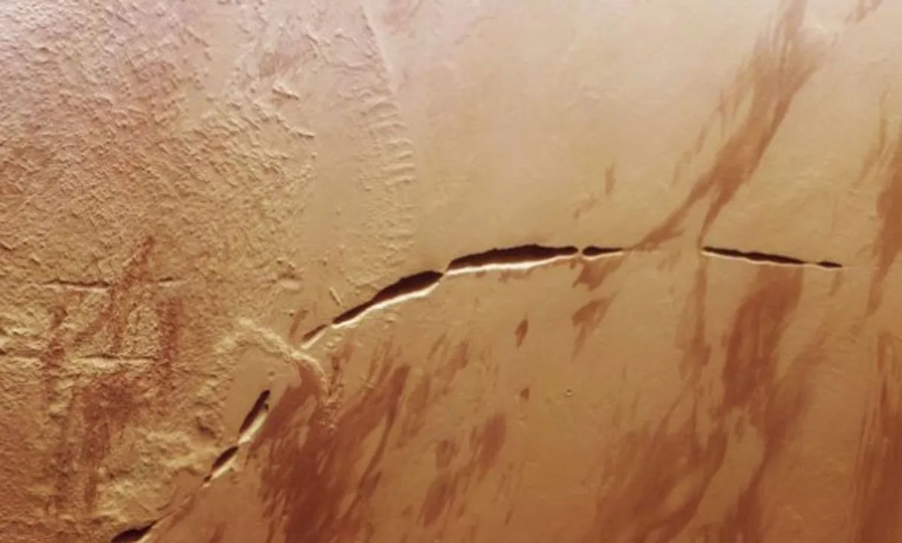 A significant crack on Mars. What is it?