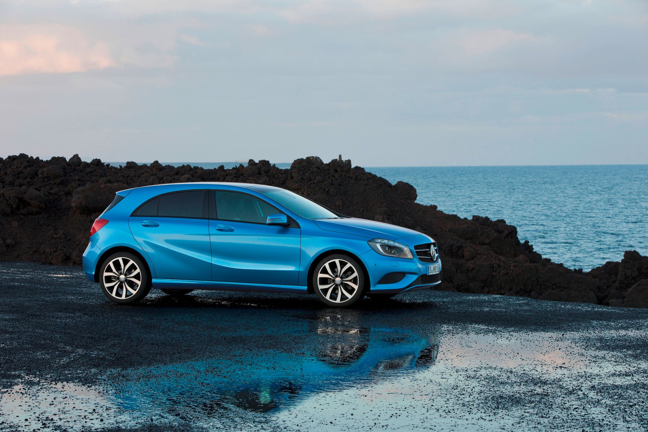 A 180 CDI mit Night Paket, SÃ¼dseeblau Metallic, innen: schwarz-weiss (W 176) 2012