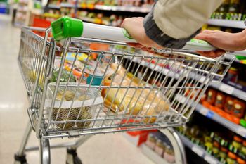 Zakupowe "grzeszki" Polaków. To te produkty z kiepskim składem najczęściej lądują w koszykach