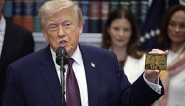 Trump chwali się sukcesem swoich "złotych kart". USA sprzedały je już za 1,5 mld dol.