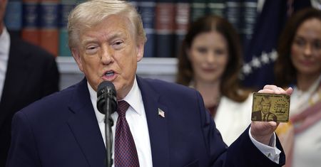 Trump chwali się sukcesem swoich "złotych kart". USA sprzedały je już za 1,5 mld dol.