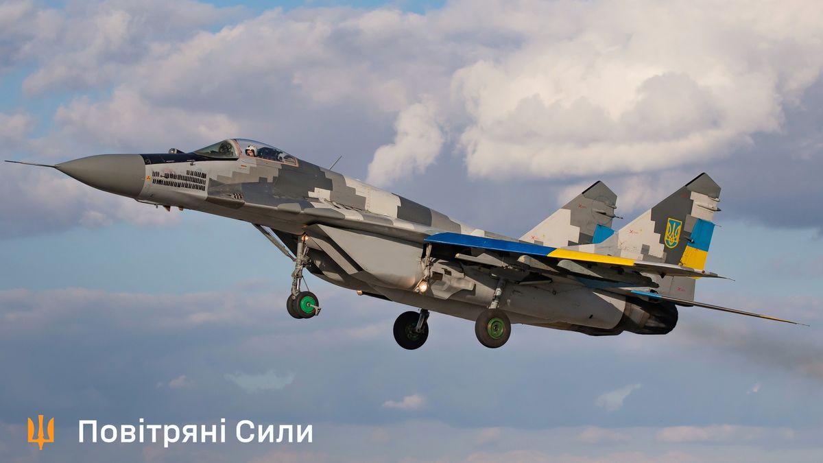 Ukraiński MiG-29 z 69 symbolami bombardowań Rosjan.