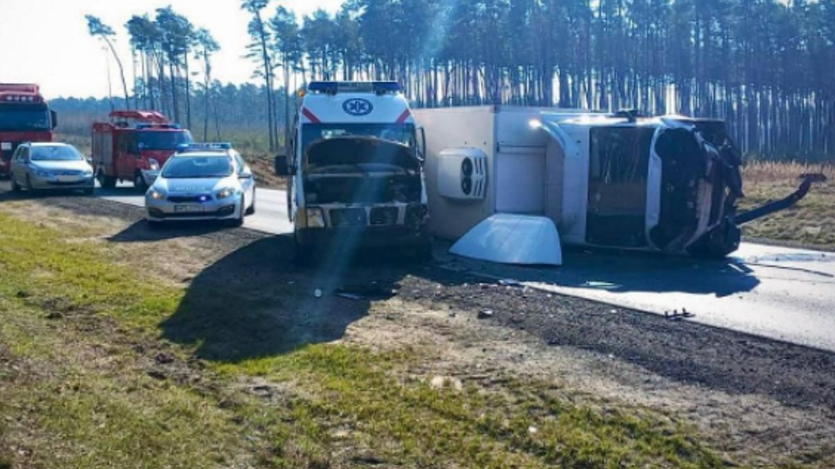 Karetka pogotowia zderzyła się z busem