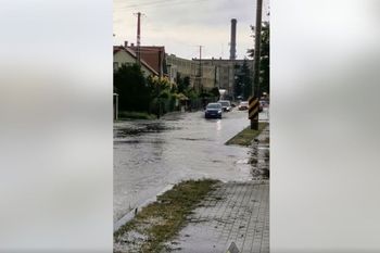 Front burzowy sunie przez Polskę. Ulica popłynęła. "Mamy zalania"