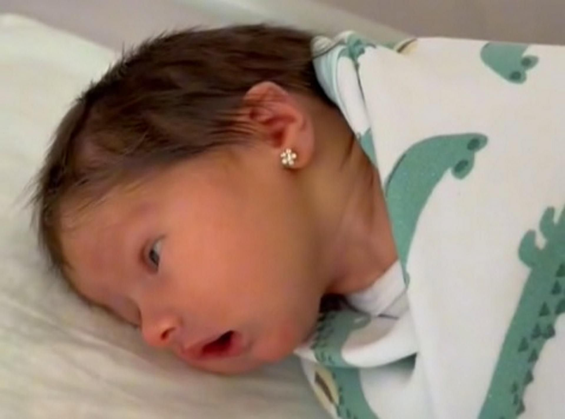 Przekłuła uszy niemowlęciu dwa dni po narodzinach