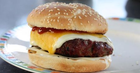 Powiększony cheeseburger