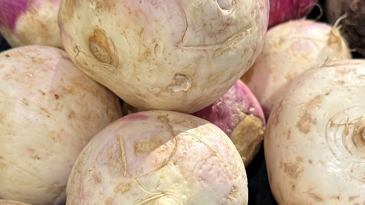 Brukiew przez lata kojarzyła się głównie z kuchnią PRL-u, dziś wraca jako wartościowe warzywo z dużym potencjałem.