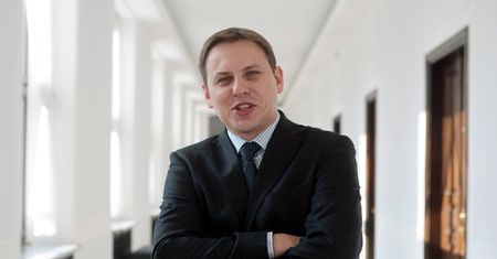 Posłowie unikają inwestowania na giełdzie i w obligacje. Najbogatsi wolą nieruchomości i gotówkę
