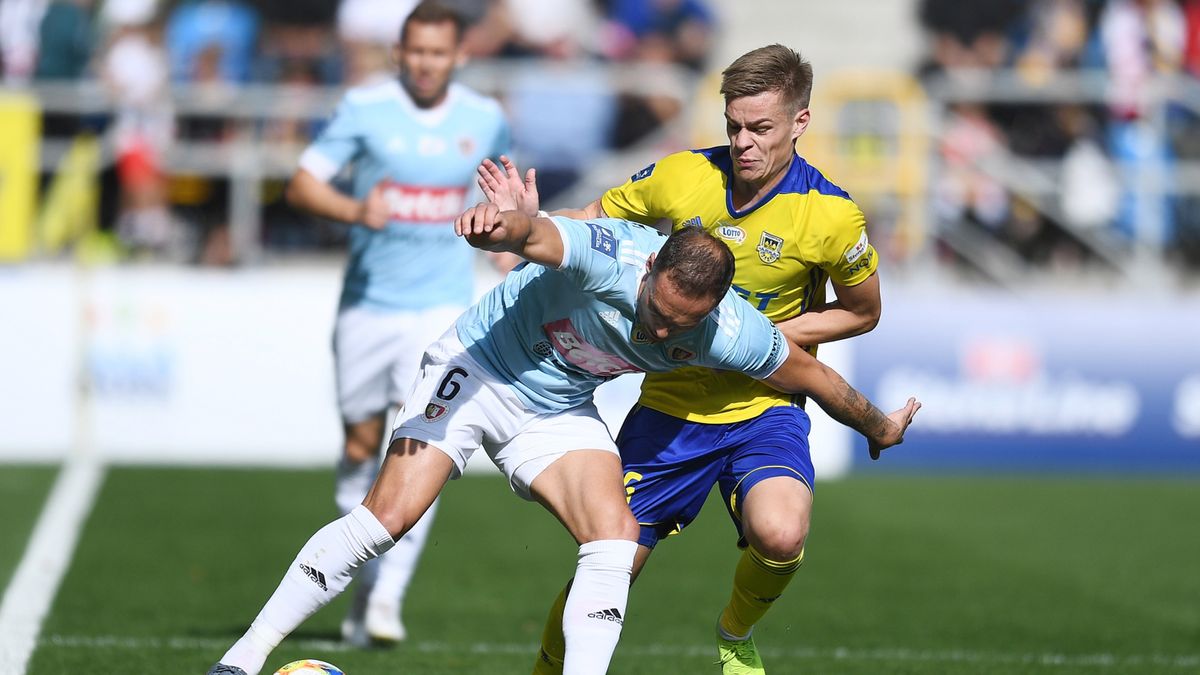 piłkarz Arki Gdynia Jakub Waszczyk (z prawej) i Thomas Hateley (z lewej) z Piasta Gliwice