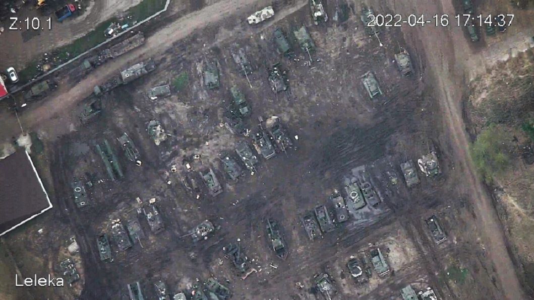 Ukraińskie drony odkryły cmentarzysko czołgów Putina. "To tylko podkreśla ich straty". Fot. "The Sun"