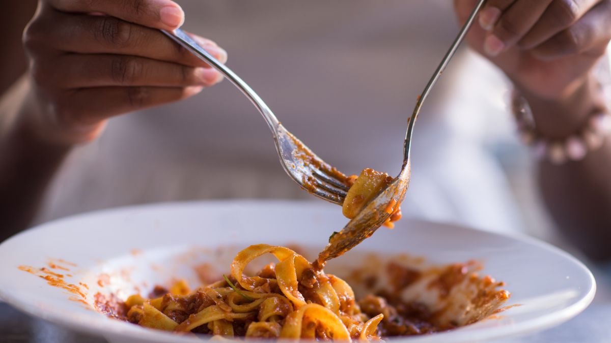 Makaron powoduje u ciebie takie objawy? Musisz przestać go spożywać