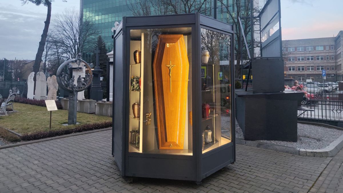 "Trumnomat" w Krakowie wywołał skrajne emocje