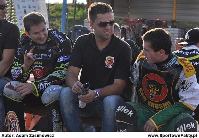 Michał Finfa (w środku) został menadżerem Speedway Wandy