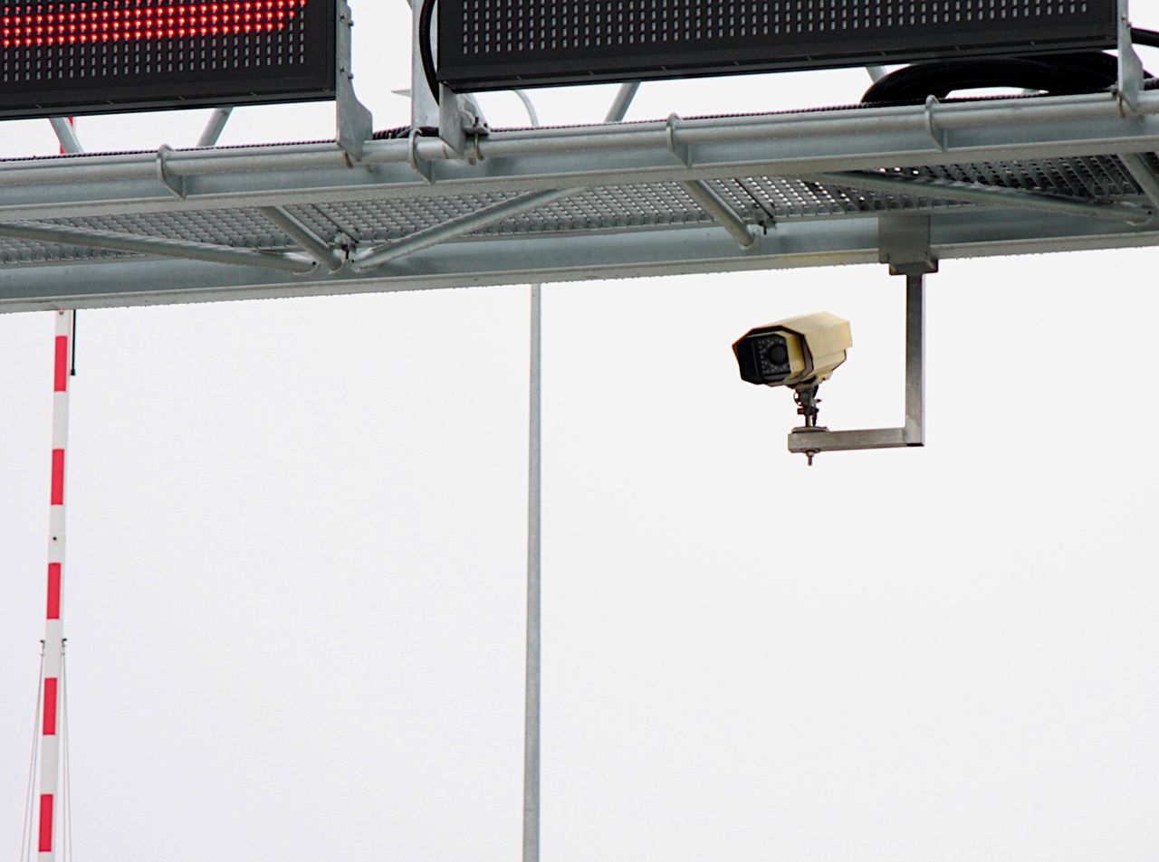 Nowy rodzaj fotoradarów trafia do Polski. Wiemy, gdzie staną urządzenia