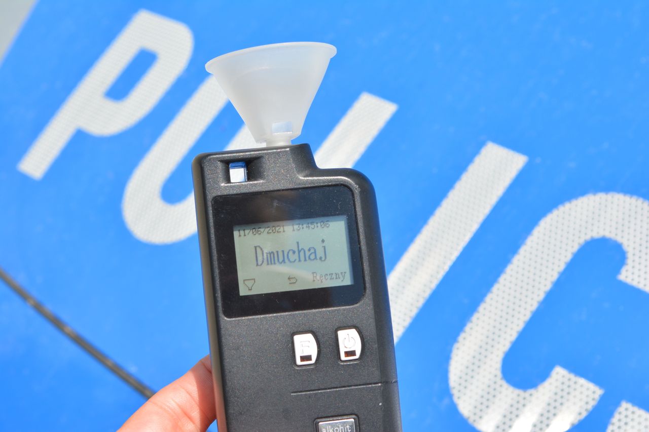 Miał sądowy zakaz i 4 promile. Przydzwonił w latarnię