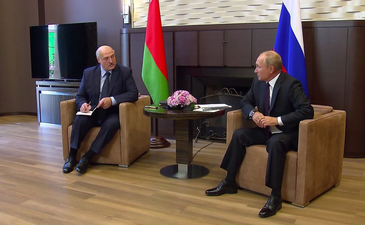 Białoruś. Aleksander Łukaszenka rozmawiał z Władimirem Putinem. Kredyt, zmiany w konstytucji i mowa ciała