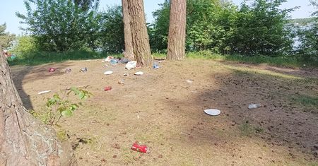 Po majówce zostało pełno śmieci nad Zalewem Zemborzyckim. „Na*rałem pod siebie i pojechałem do domu”