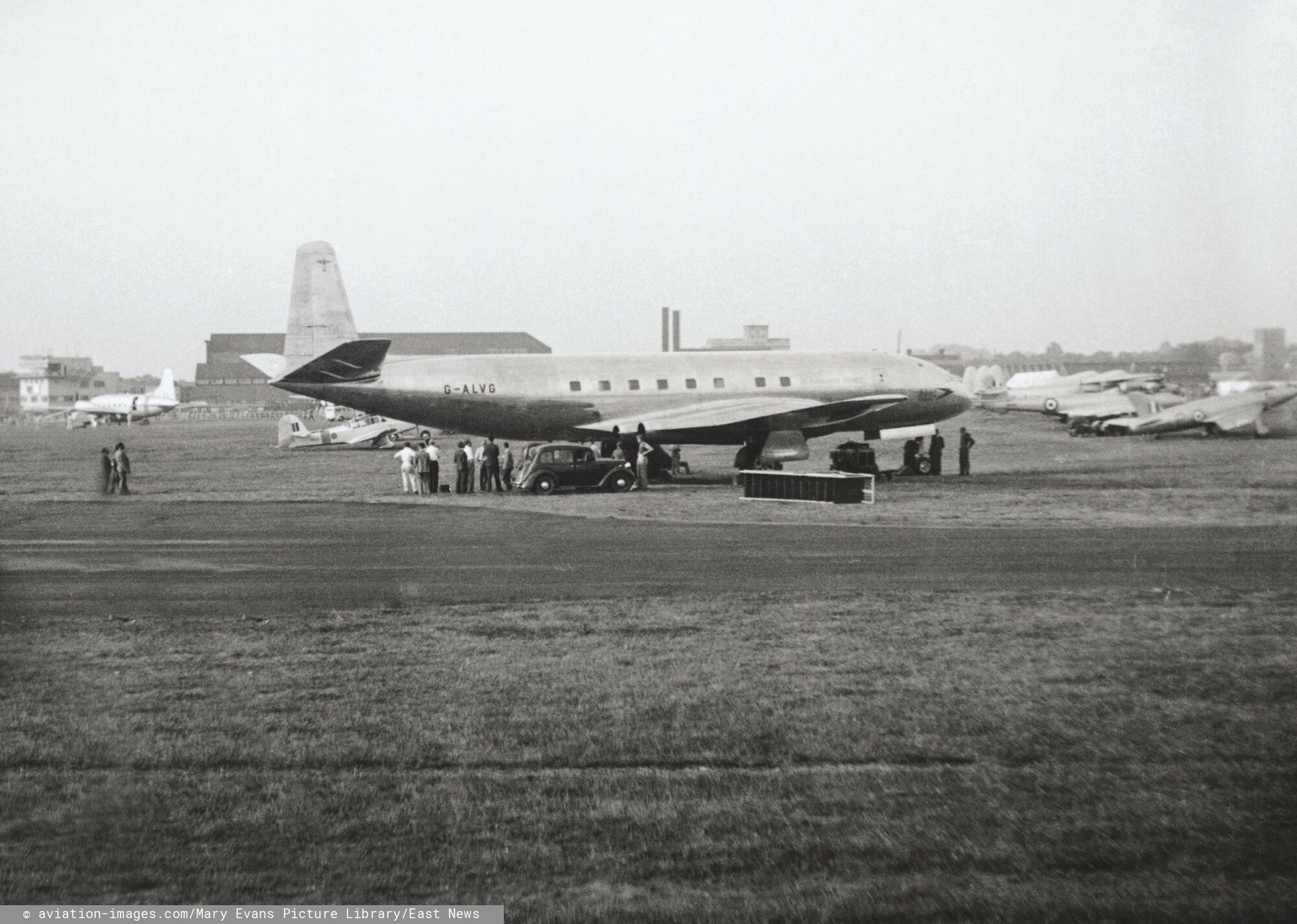 Prototyp samolotu De Havilland Comet podczas pokazów lotniczych Farnborough Airshow w 1949 r. Widoczny charakterystyczny kwadratowy kształt okien. 