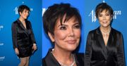 Kris Jenner odziana w piżamę i diamenty pozuje na ściance
